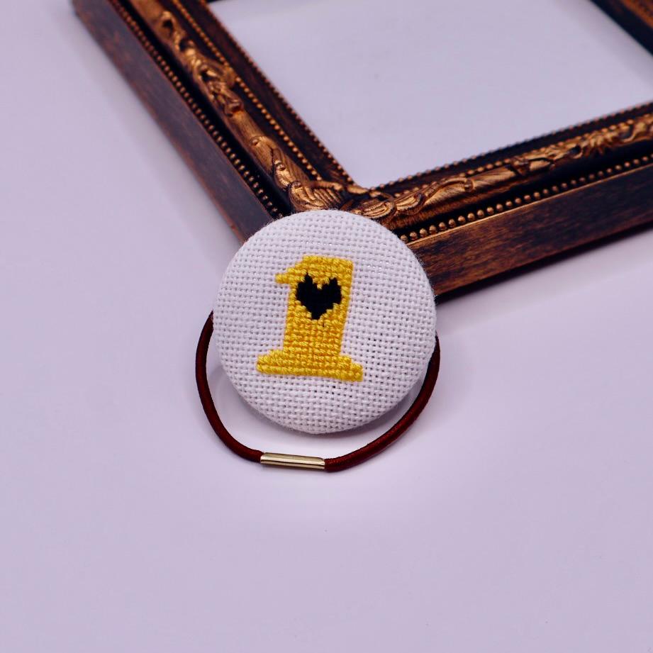 【番号オーダー可能】阪神タイガース風カラー くるみボタンのヘアゴム クロスステッチ刺繍 | 2枚目